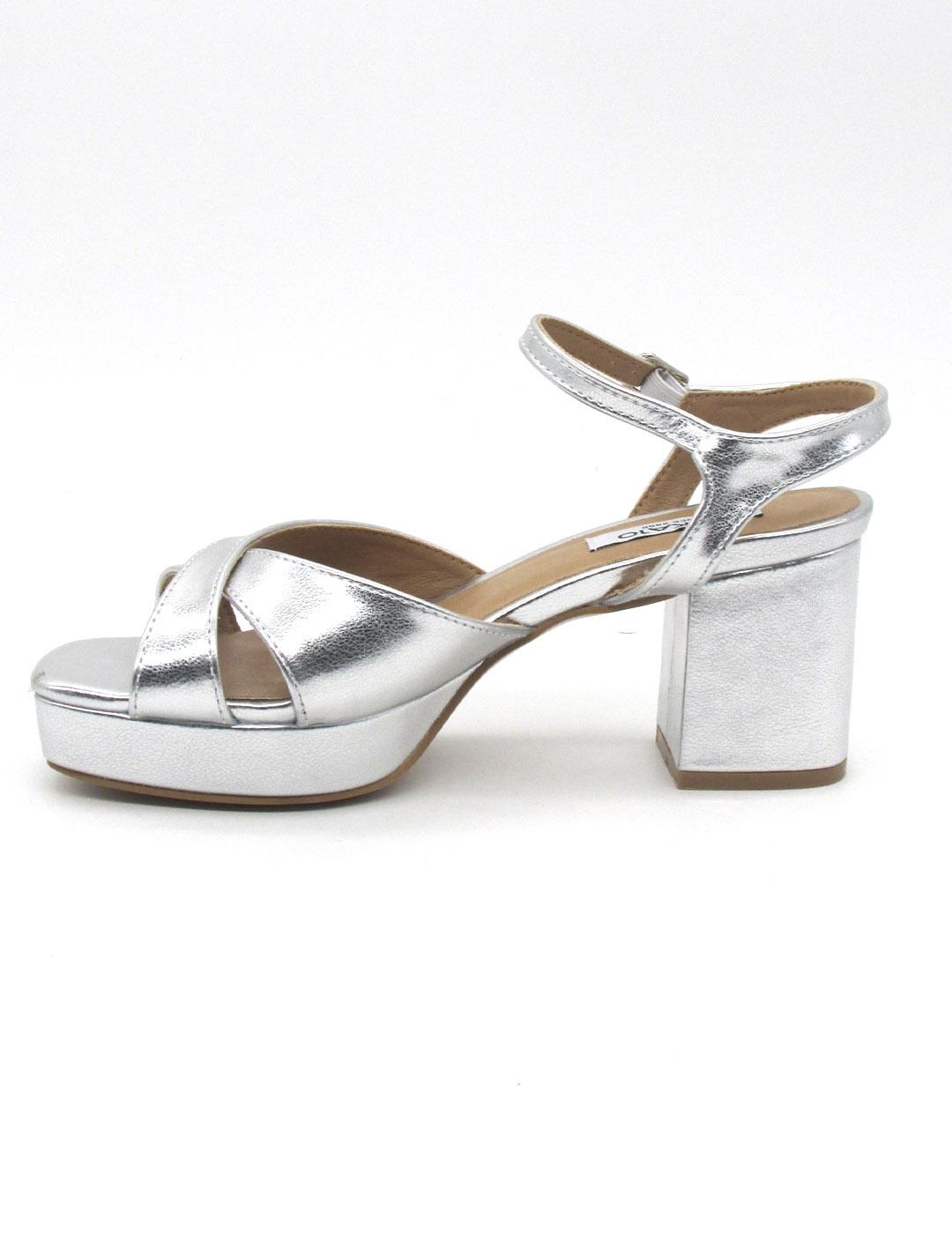 Sandalia Chika 10 FLORA 25 color plata para mujer