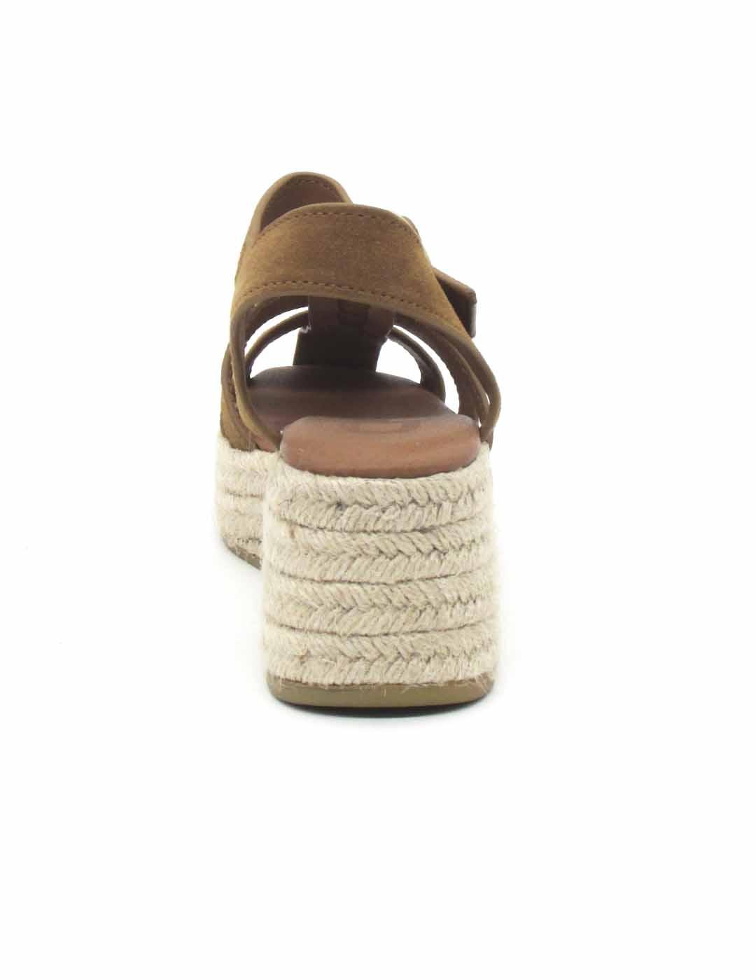 Sandalia Chika10 NEW BONITA de color cuero con cuña