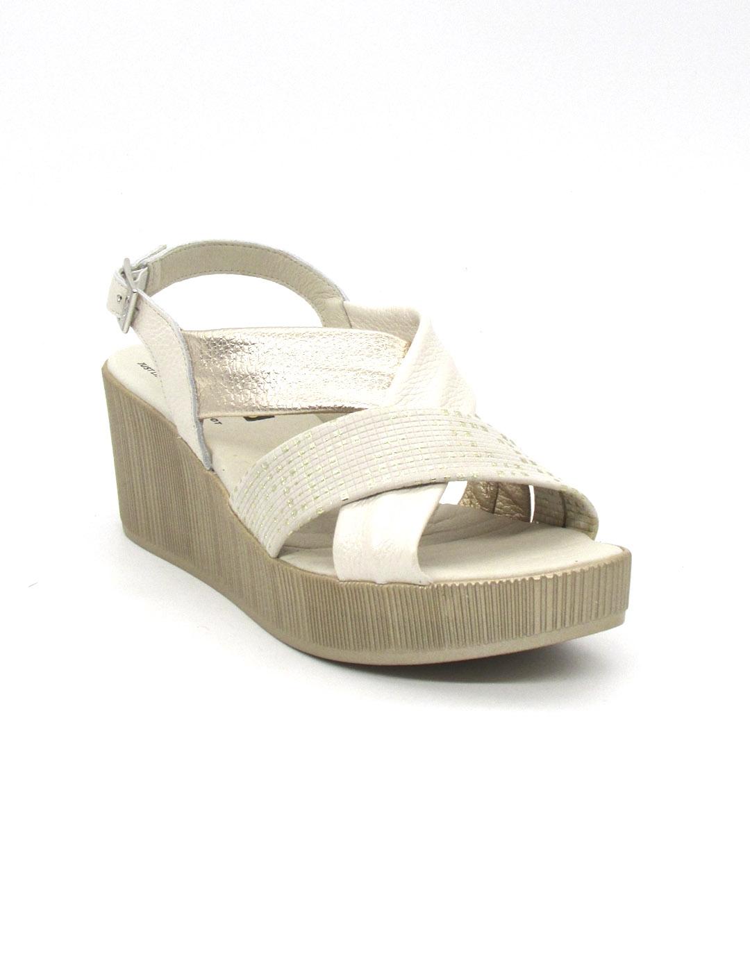 Sandalia 24 HRS 26481 de color lino con cuña para mujer