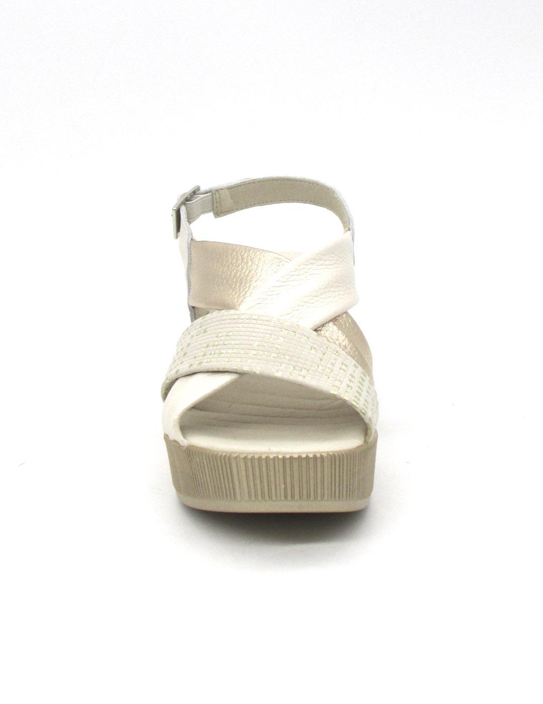 Sandalia 24 HRS 26481 de color lino con cuña para mujer