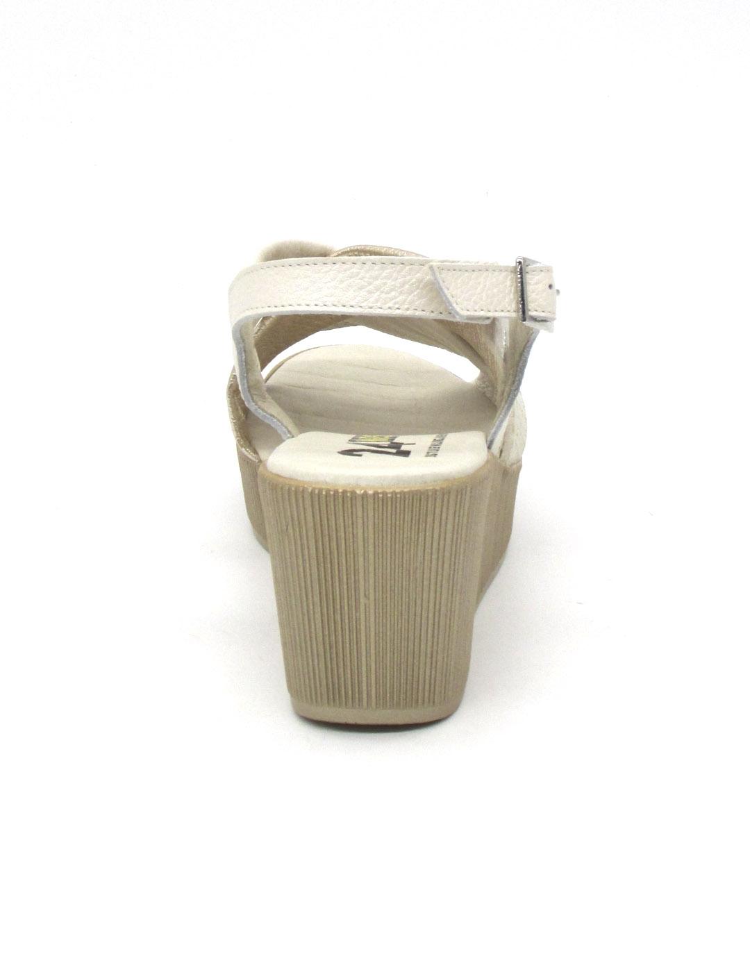 Sandalia 24 HRS 26481 de color lino con cuña para mujer