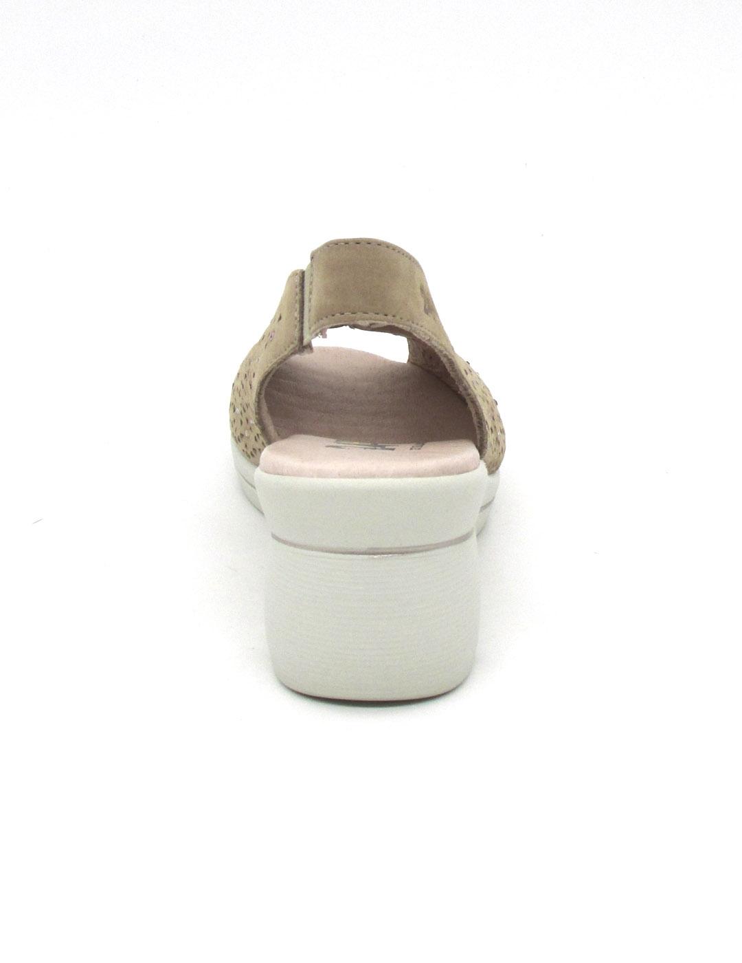 Sandalia 24 HRS 26449 de color arena para mujer