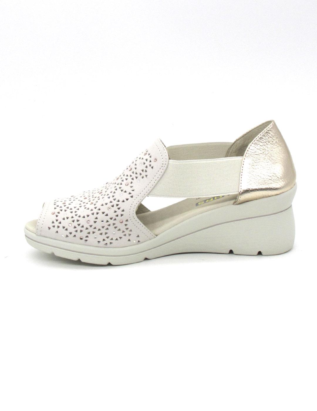 Sandalia 24 HRS 26453 de color crema para mujer