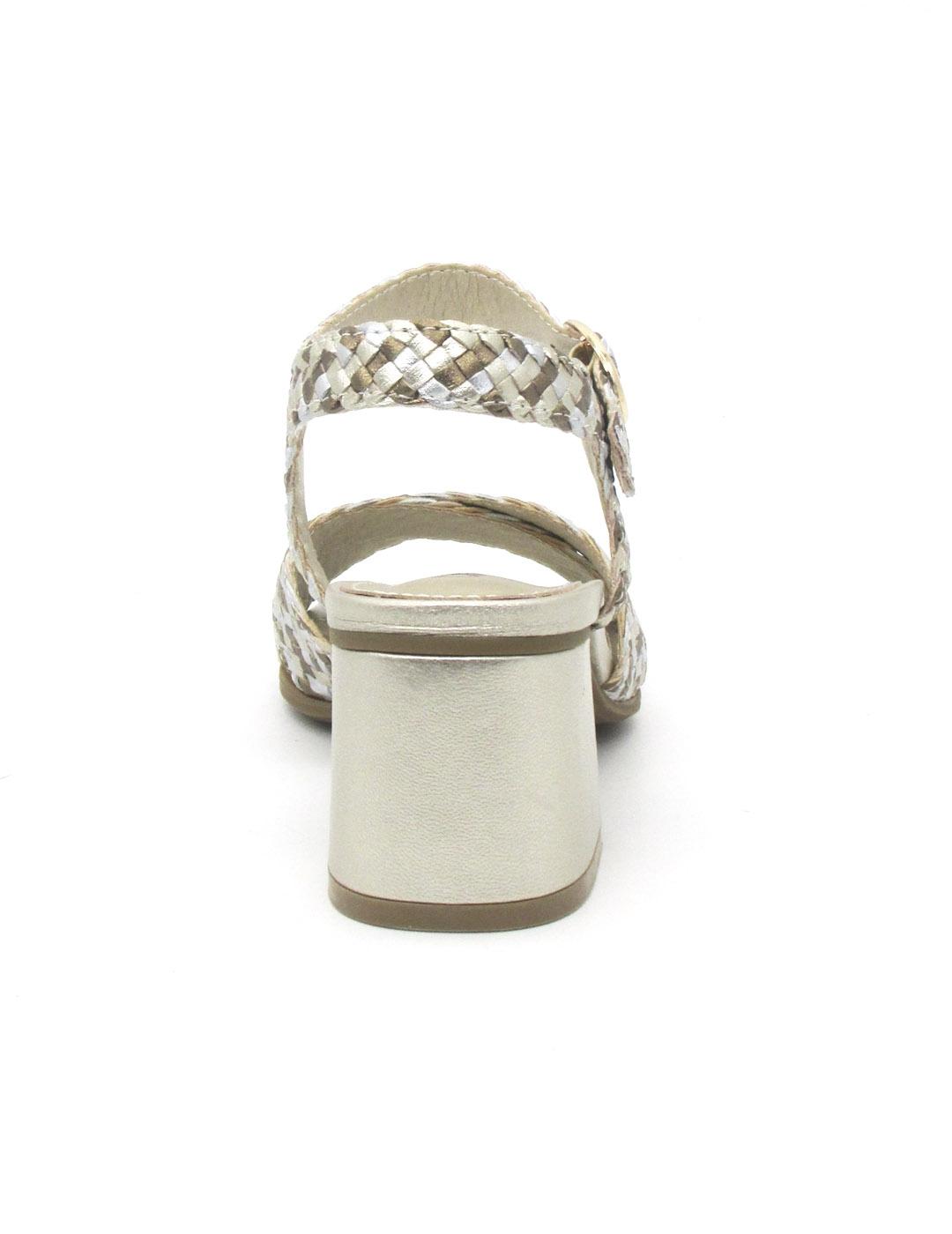 Sandalia Carmela 162192 de color oro con tacón para mujer