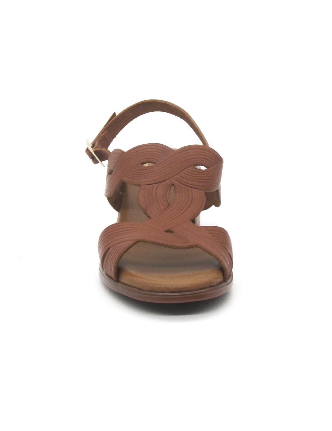 Sandalia Kaola 2731 de color cuero con tacón