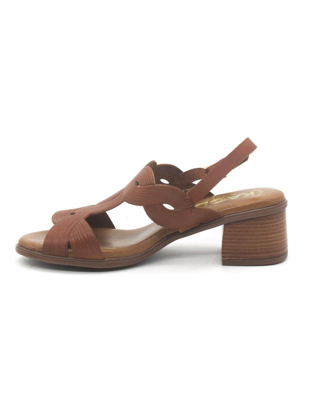 Sandalia Kaola 2731 de color cuero con tacón