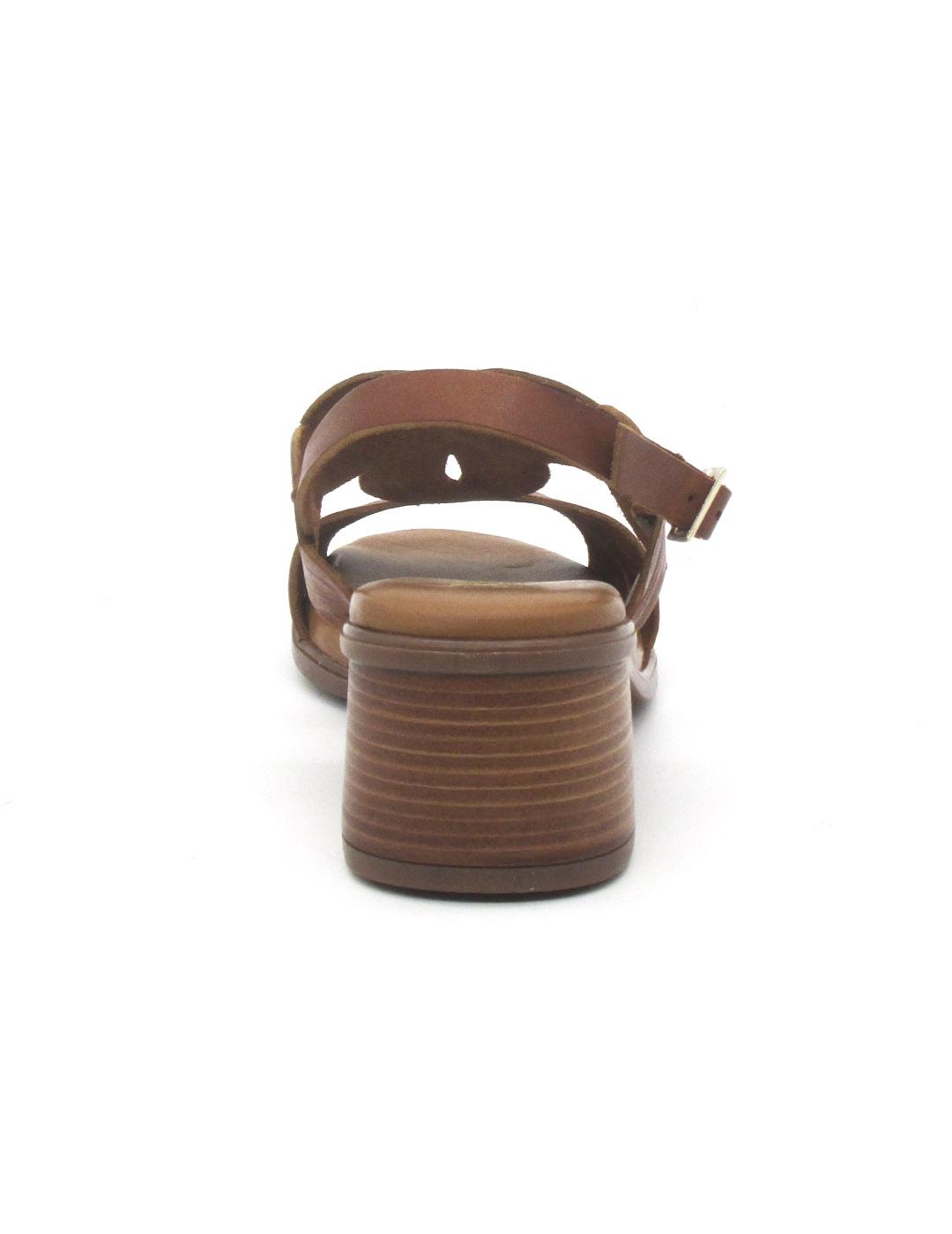 Sandalia Kaola 2731 de color cuero con tacón