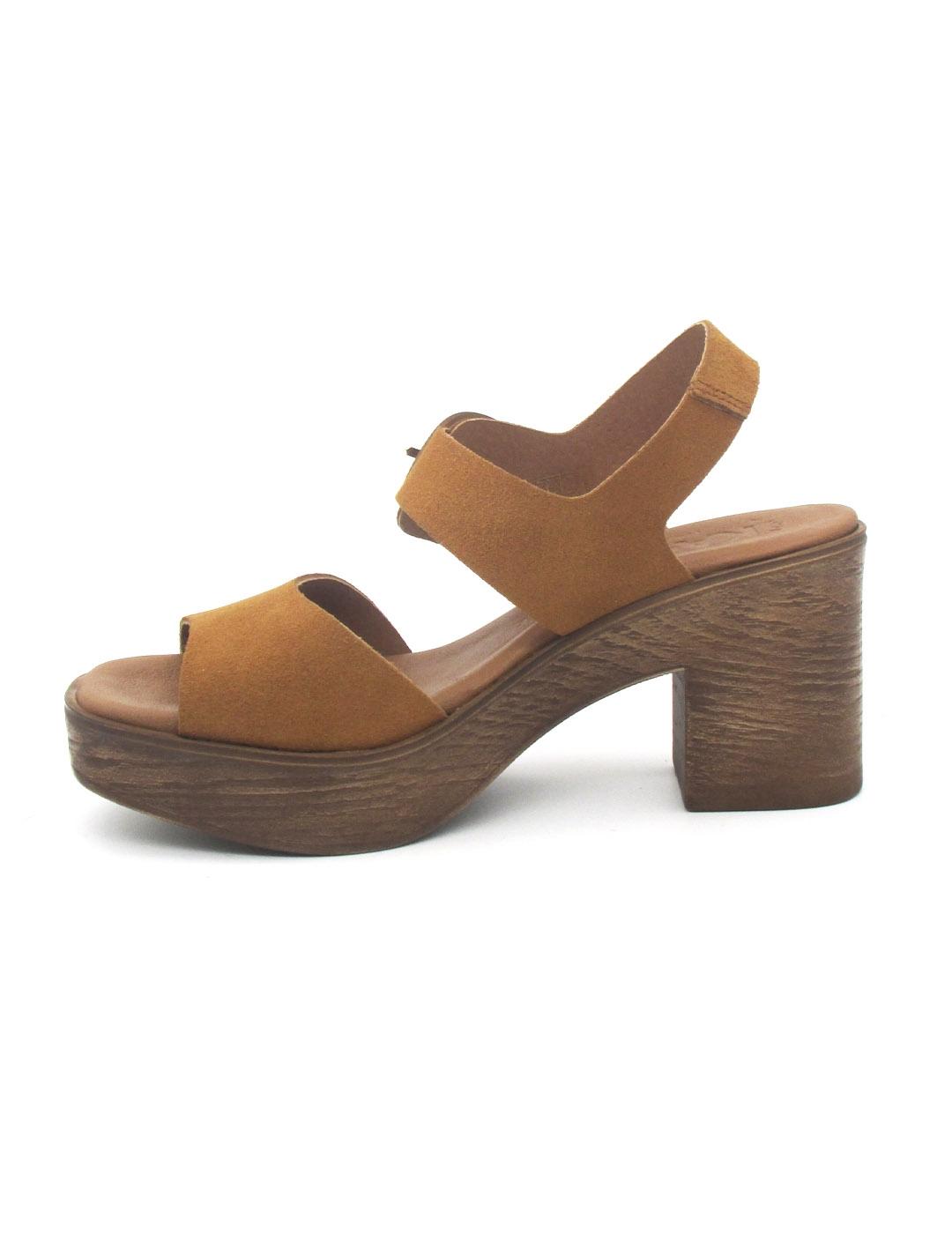 Sandalia Kaola 930 serraje de color whisky con tacón