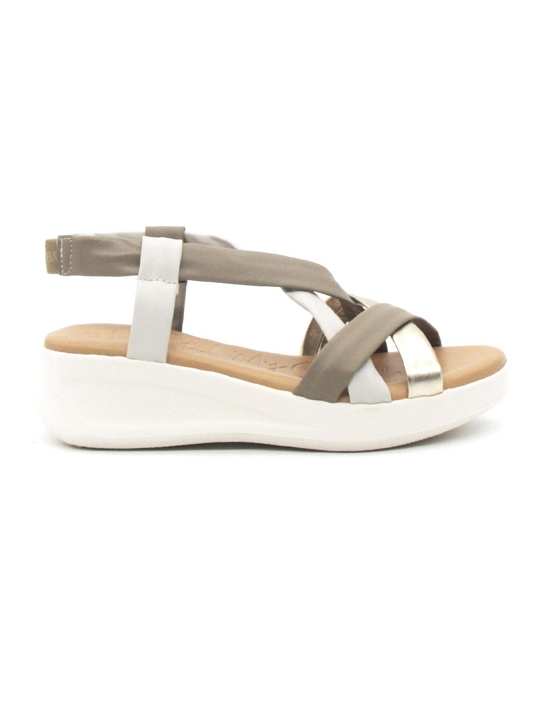 Sandalia Oh My Sandals 5655 de color taupe con cuñ