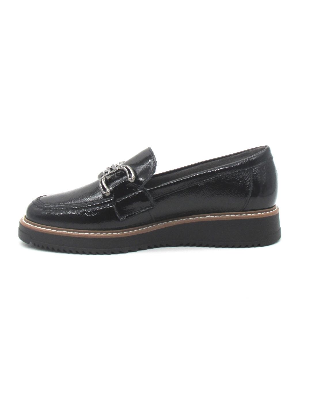 Mocasin Pitillos 10760 de color negro charol